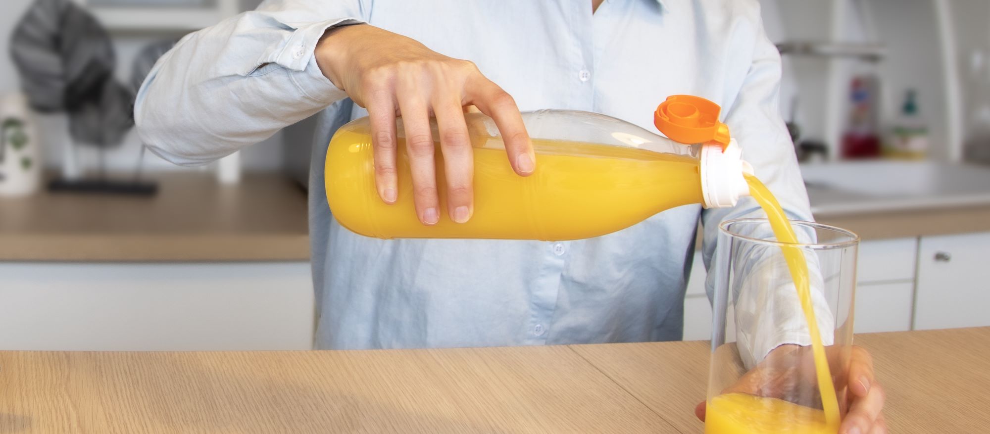 Pouring orange juice into glass using Kiso closure